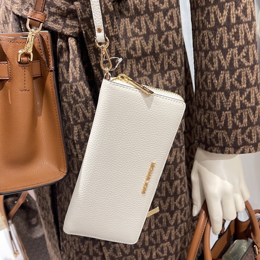 MICHAEL KORS LARGE TRAVEL CONTINENTAL WRISTLET WALLET OPTIC WHITE COLOR